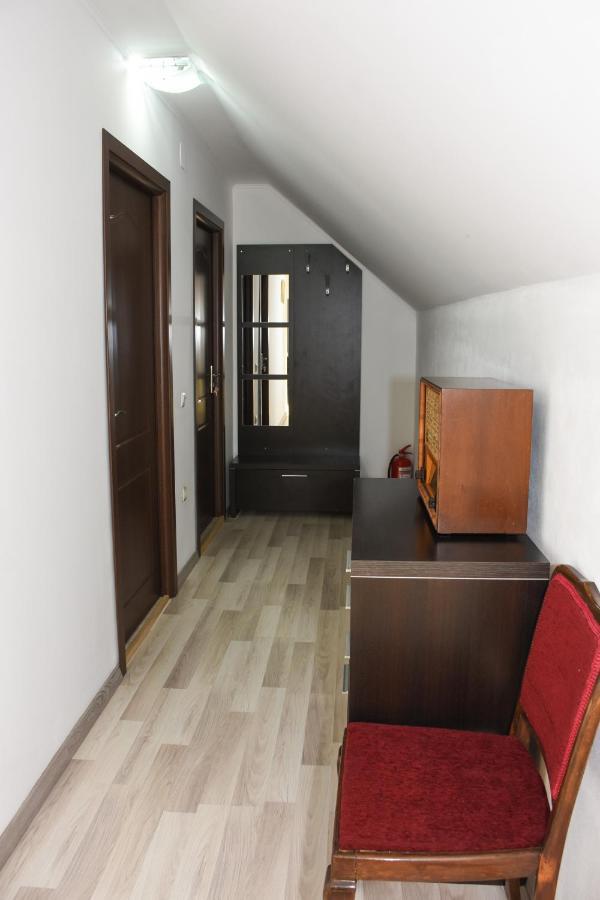 Tomis House Hotell Curtea de Argeş Exteriör bild