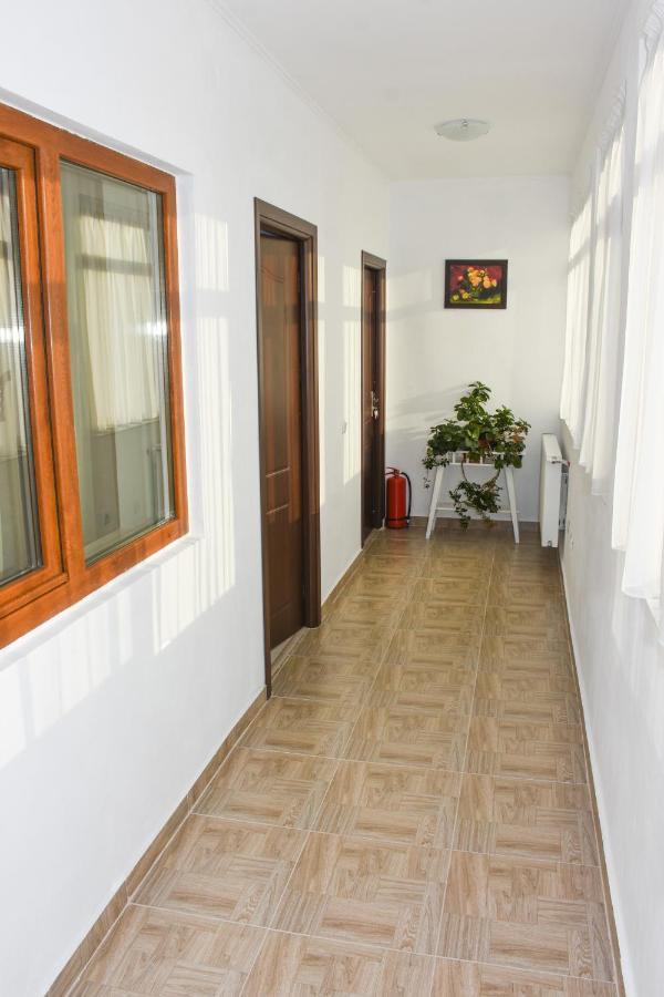 Tomis House Hotell Curtea de Argeş Exteriör bild