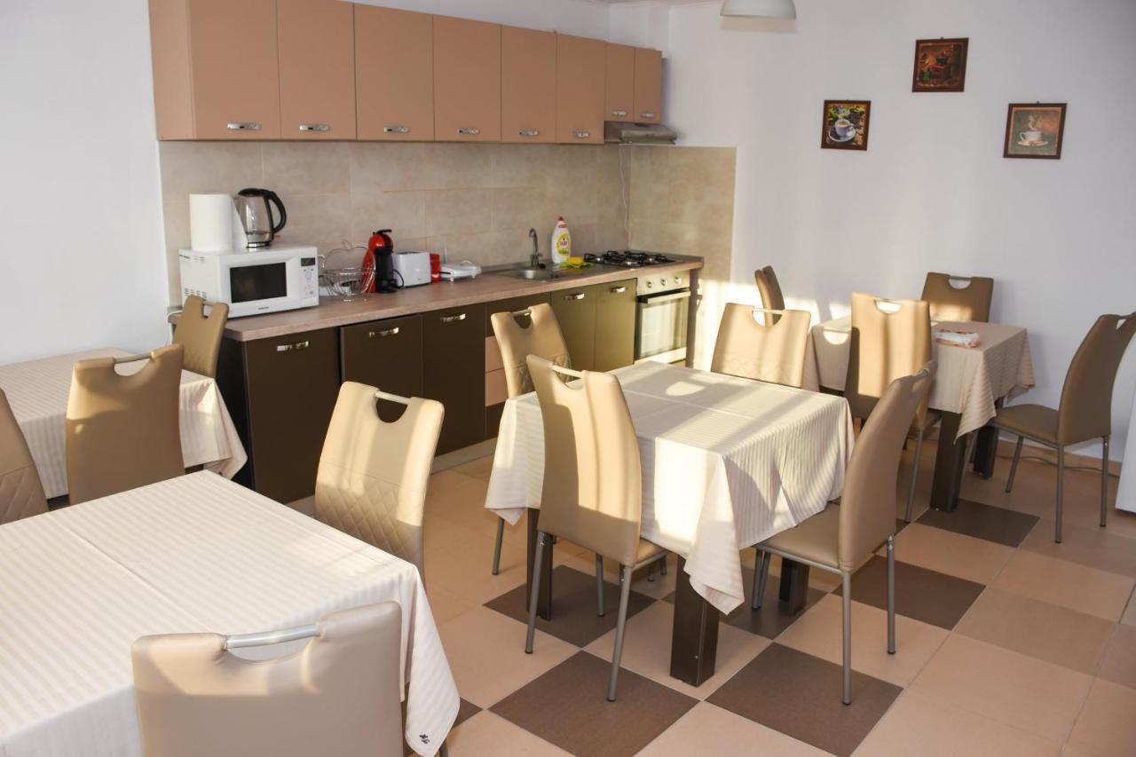 Tomis House Hotell Curtea de Argeş Exteriör bild