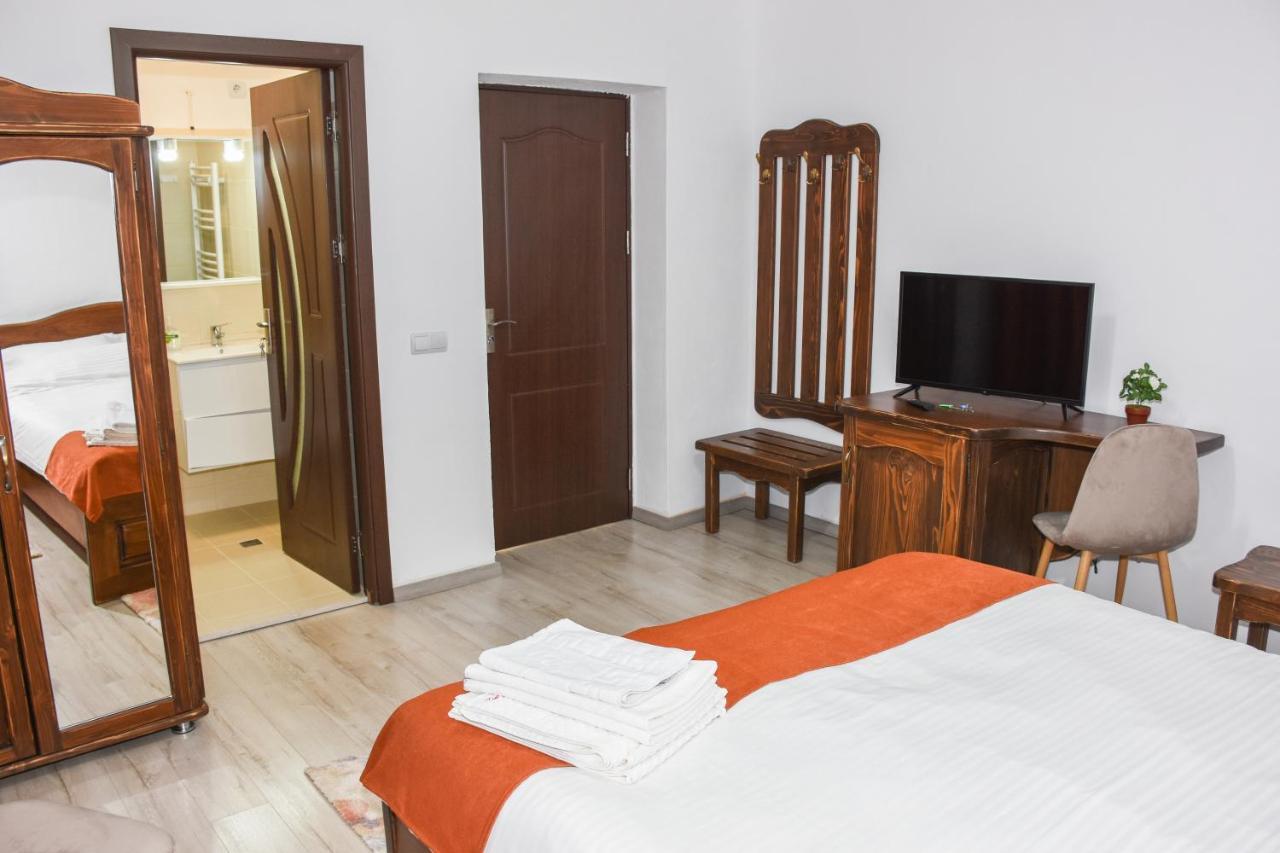 Tomis House Hotell Curtea de Argeş Exteriör bild
