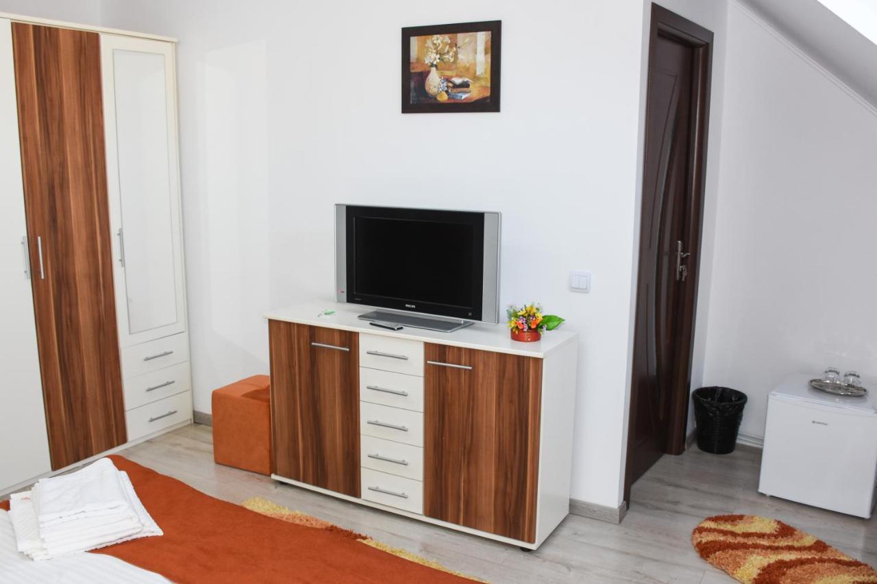 Tomis House Hotell Curtea de Argeş Exteriör bild