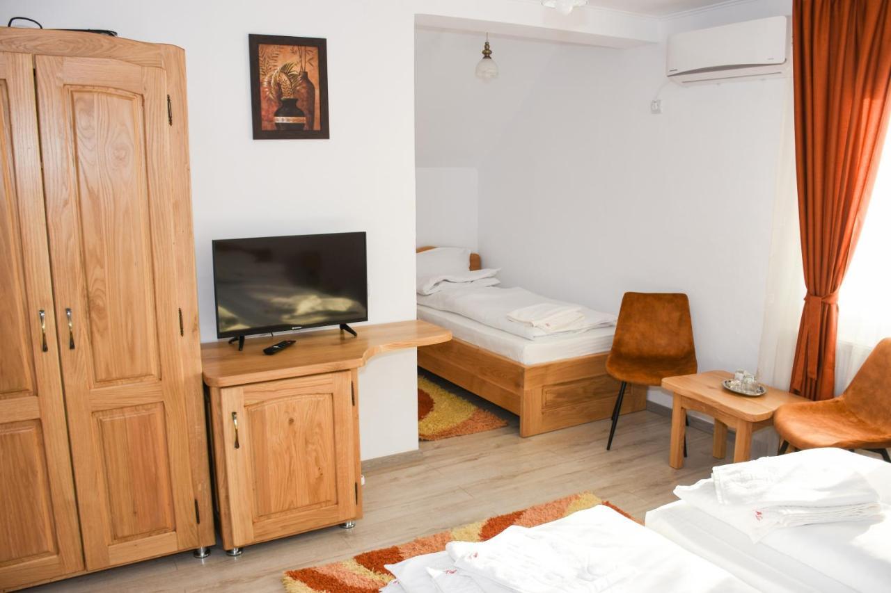 Tomis House Hotell Curtea de Argeş Exteriör bild